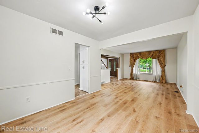 2320 Greensboro Drive, Troy, MI 48085