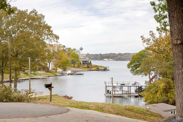282 Lakeview Shores Drive, Muscle Shoals, AL 35661