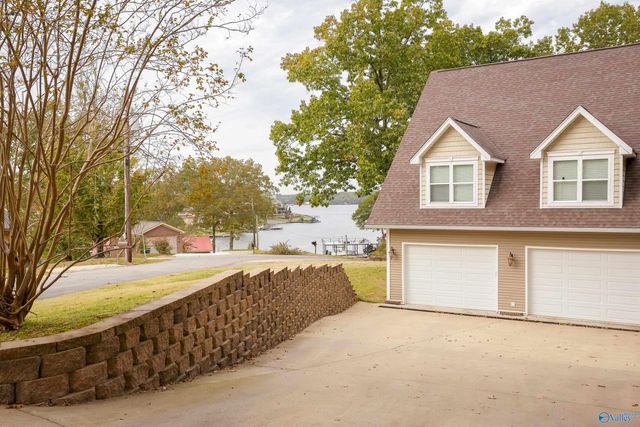 282 Lakeview Shores Drive, Muscle Shoals, AL 35661