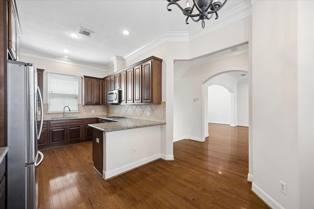 6001 Truro Street E, Houston, TX 77007