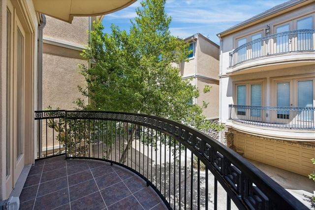 6001 Truro Street E, Houston, TX 77007
