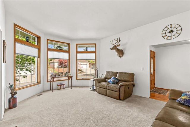 1518 Cypress Point Drive, Medford, OR 97504