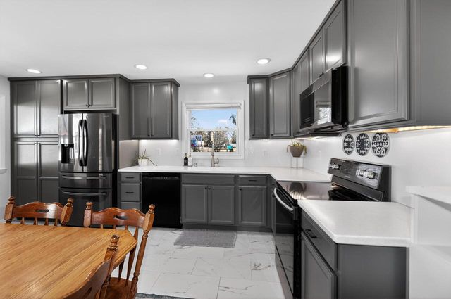 305 S Concord ROAD, Oconomowoc, WI 53066