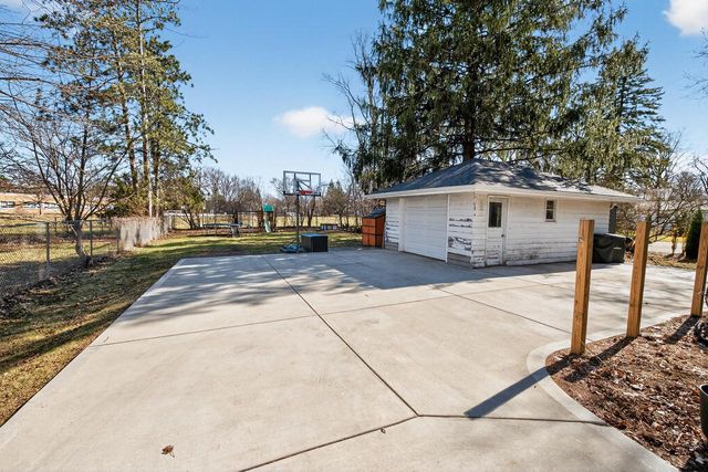 305 S Concord ROAD, Oconomowoc, WI 53066