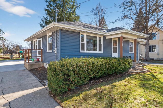 305 S Concord ROAD, Oconomowoc, WI 53066