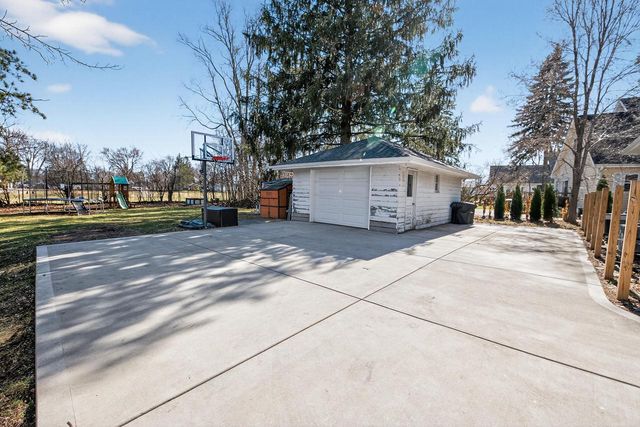 305 S Concord ROAD, Oconomowoc, WI 53066