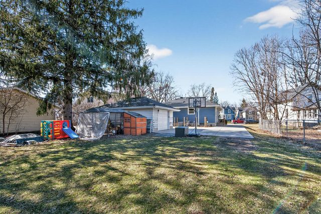 305 S Concord ROAD, Oconomowoc, WI 53066