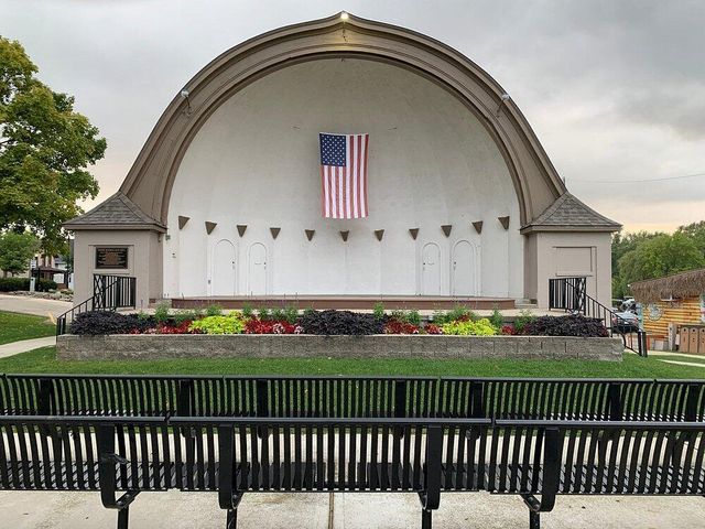 305 S Concord ROAD, Oconomowoc, WI 53066