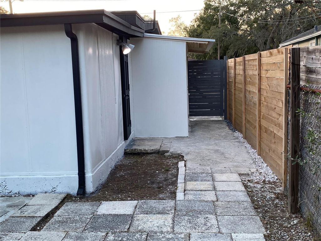 Image 23 of property listing at 8911 N WILLOW AVENUE, Tampa, FL 33604