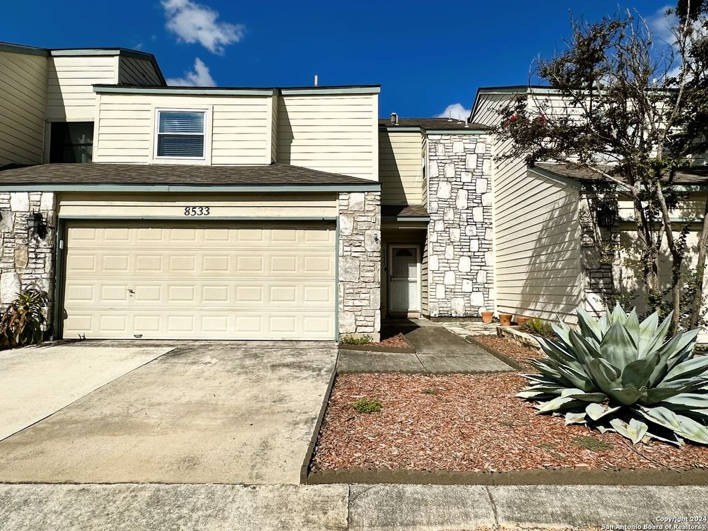 8533 ECHO CREEK LN, San Antonio, TX 78240