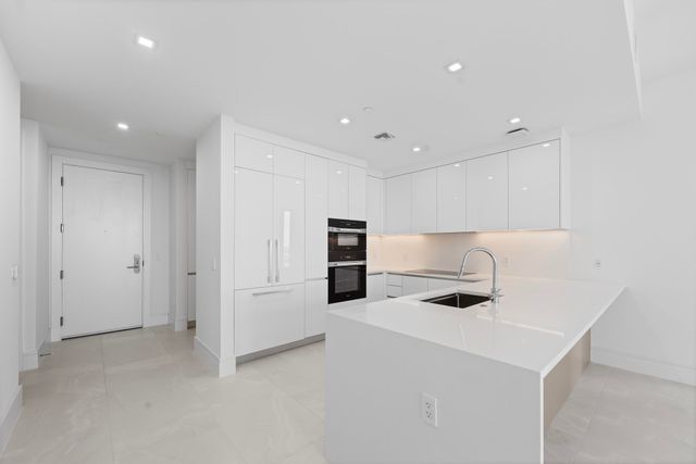 220 Lake Shore Drive 811, Lake Park, FL 33403