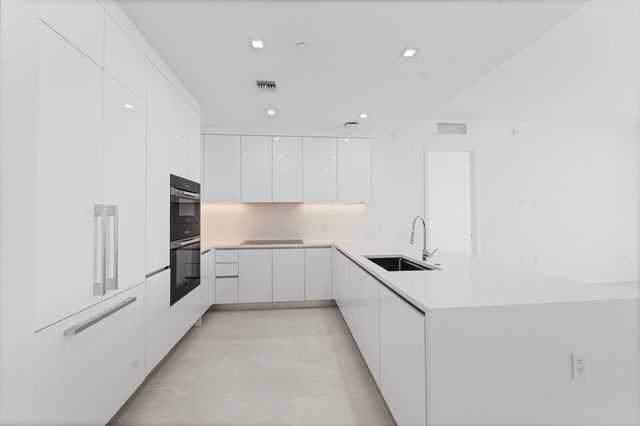 220 Lake Shore Drive 811, Lake Park, FL 33403