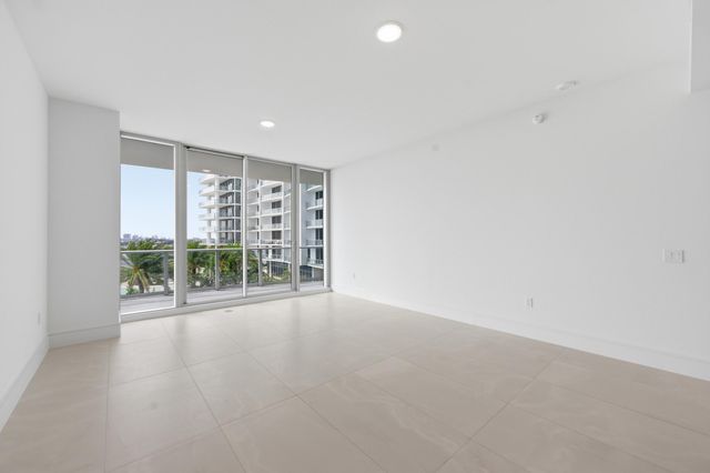 220 Lake Shore Drive 811, Lake Park, FL 33403
