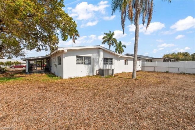 243 Lakeview DR, North Fort Myers, FL 33917