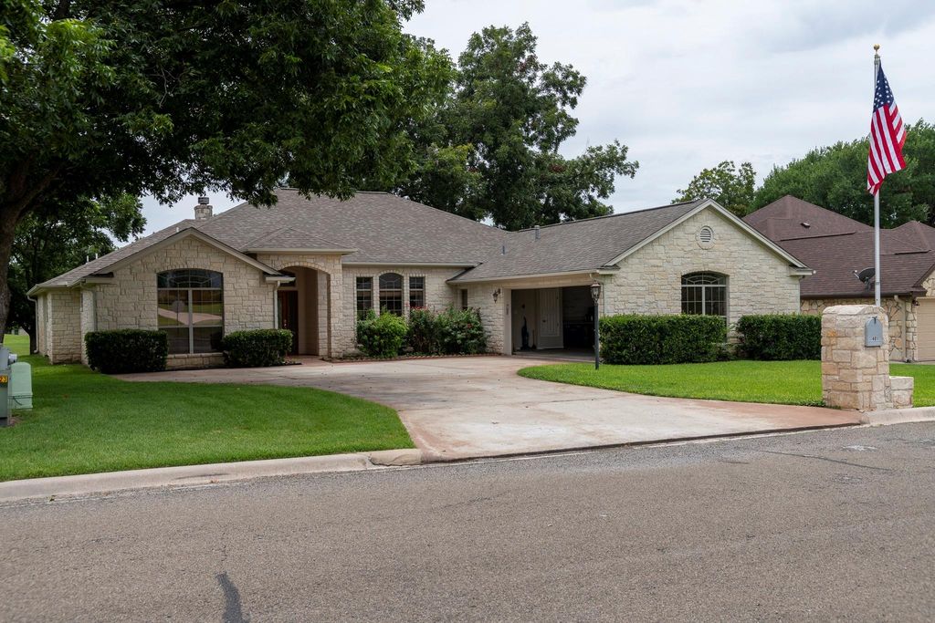 401 Olympia Fields ST, Meadowlakes, TX 78654