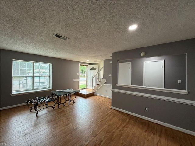 548 Hollomon DR, Hampton, VA 23666