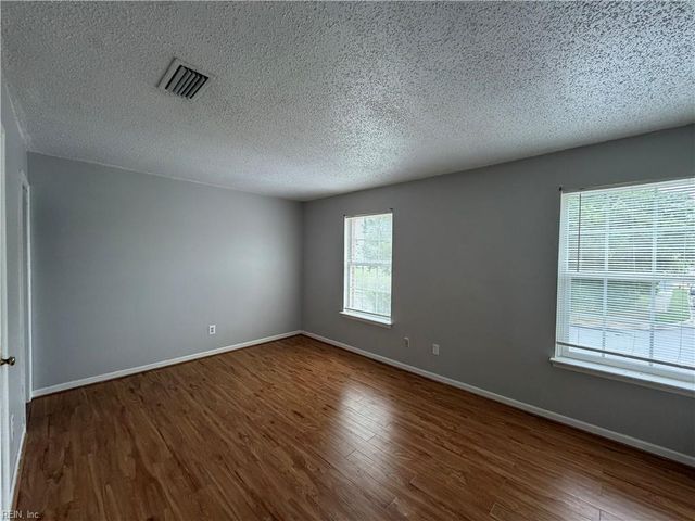 548 Hollomon DR, Hampton, VA 23666