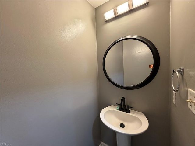 548 Hollomon DR, Hampton, VA 23666