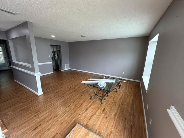548 Hollomon DR, Hampton, VA 23666