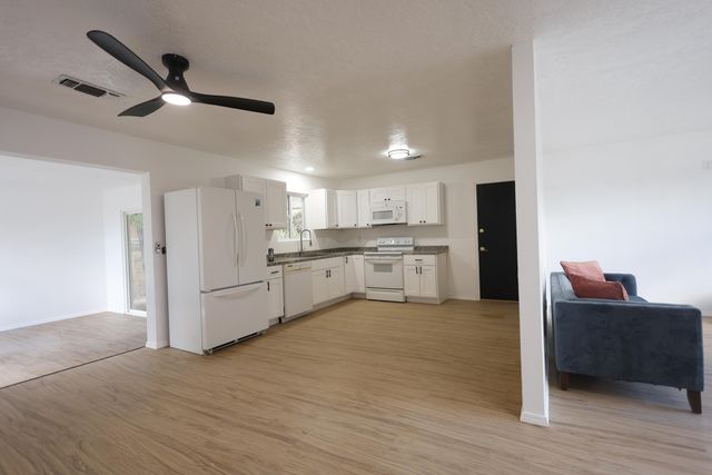 700 Tomasita Street NE, Albuquerque, NM 87123
