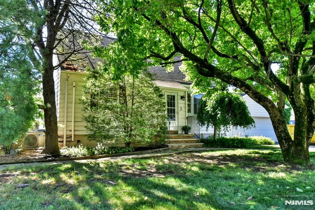 3 4th Avenue, Westwood, NJ 07675