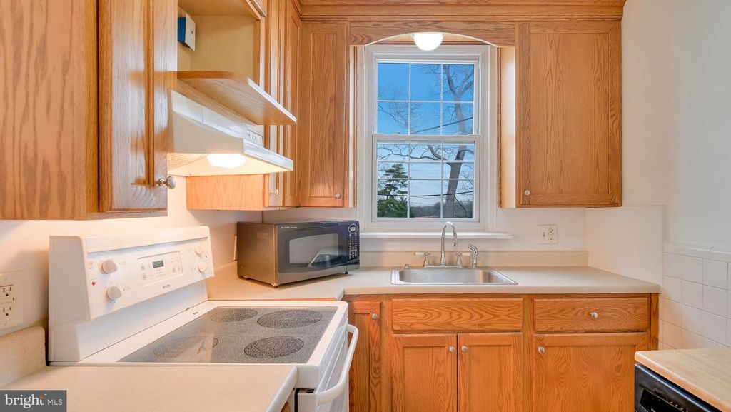 Image 11 of property listing at 136 ACADEMY LN, Upper Darby, PA 19082