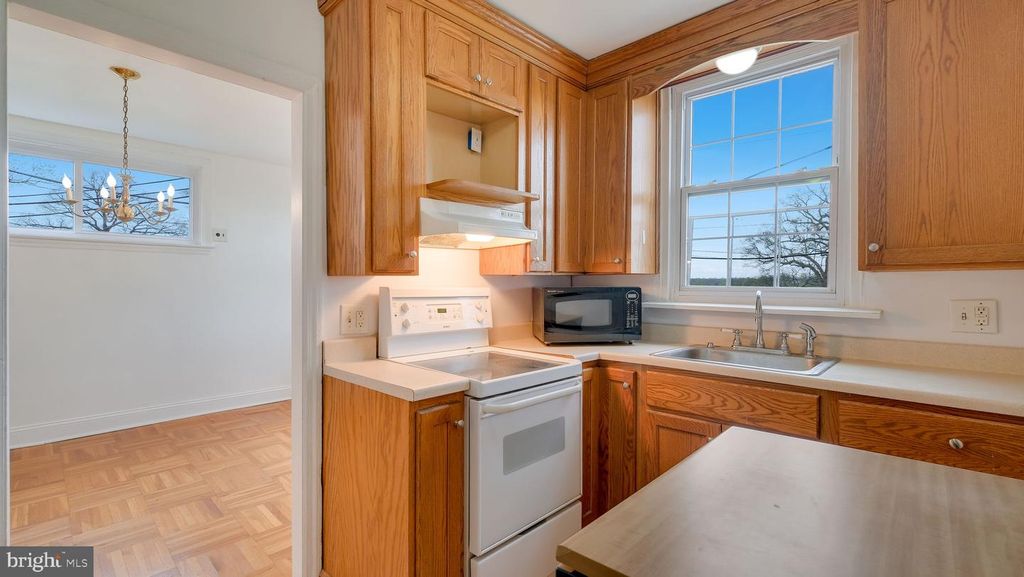 Image 9 of property listing at 136 ACADEMY LN, Upper Darby, PA 19082