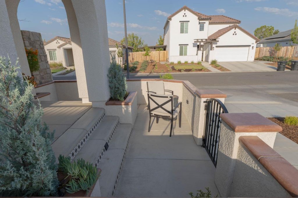 Image 16 of property listing at 748 Ridgebank Avenue, Madera, CA 93636