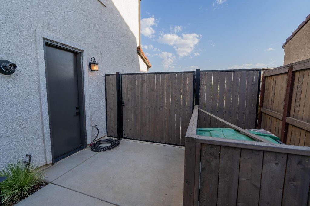 Image 20 of property listing at 748 Ridgebank Avenue, Madera, CA 93636