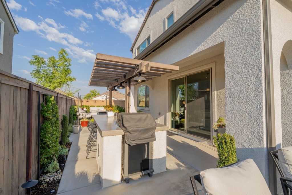 Image 23 of property listing at 748 Ridgebank Avenue, Madera, CA 93636