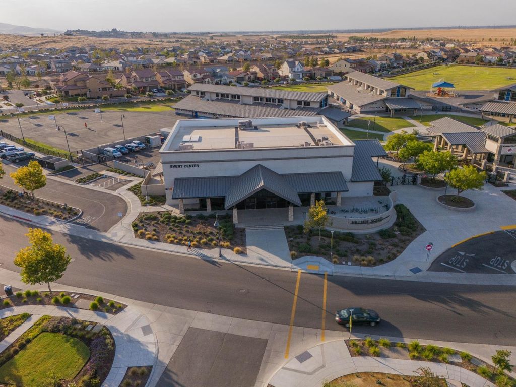 Image 7 of property listing at 748 Ridgebank Avenue, Madera, CA 93636