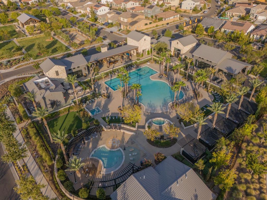 Image 8 of property listing at 748 Ridgebank Avenue, Madera, CA 93636