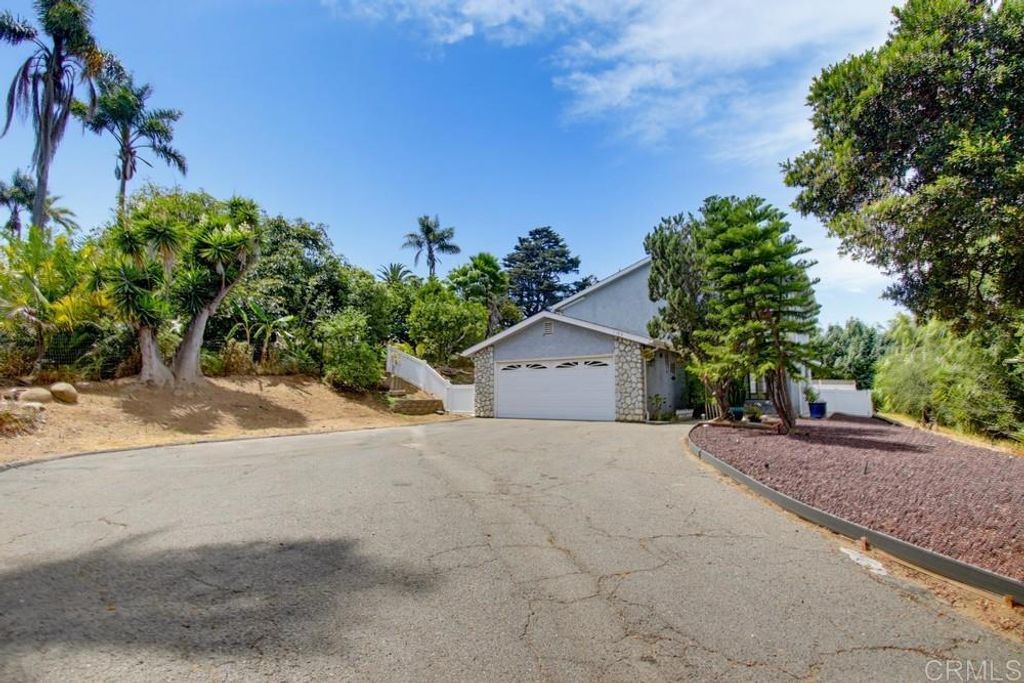 Image 2 of property listing at 1193 Phillips Street, Vista, CA 92083