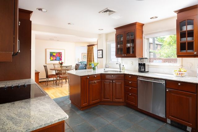 61 Woodlawn Dr, Newton, MA 02467