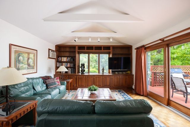 61 Woodlawn Dr, Newton, MA 02467