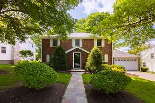 61 Woodlawn Dr, Newton, MA 02467
