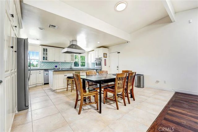 22450 Collins, Woodland Hills, CA 91367