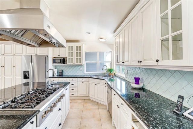 22450 Collins, Woodland Hills, CA 91367