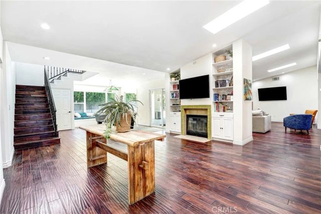 22450 Collins, Woodland Hills, CA 91367