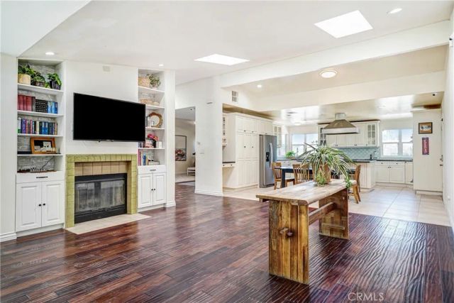 22450 Collins, Woodland Hills, CA 91367