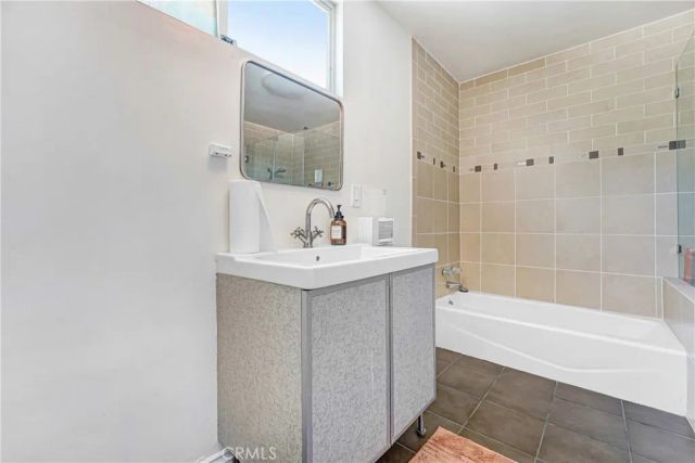 22450 Collins, Woodland Hills, CA 91367