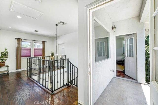 22450 Collins, Woodland Hills, CA 91367