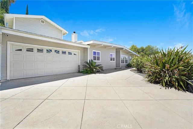 22450 Collins, Woodland Hills, CA 91367