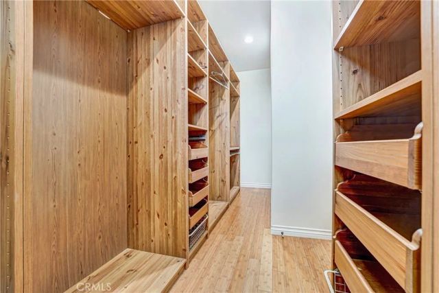 22450 Collins, Woodland Hills, CA 91367