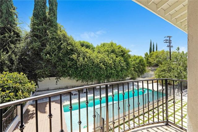 22450 Collins, Woodland Hills, CA 91367