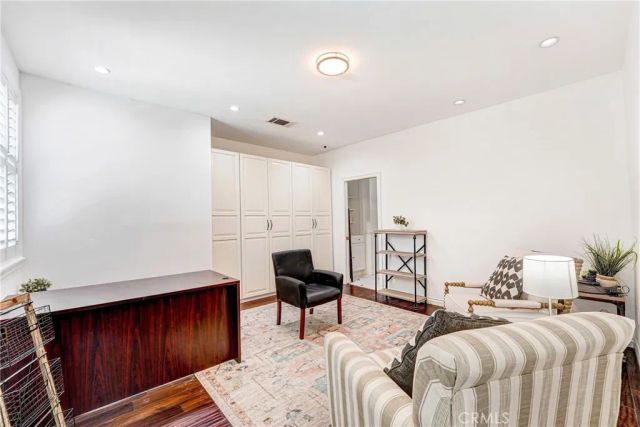 22450 Collins, Woodland Hills, CA 91367