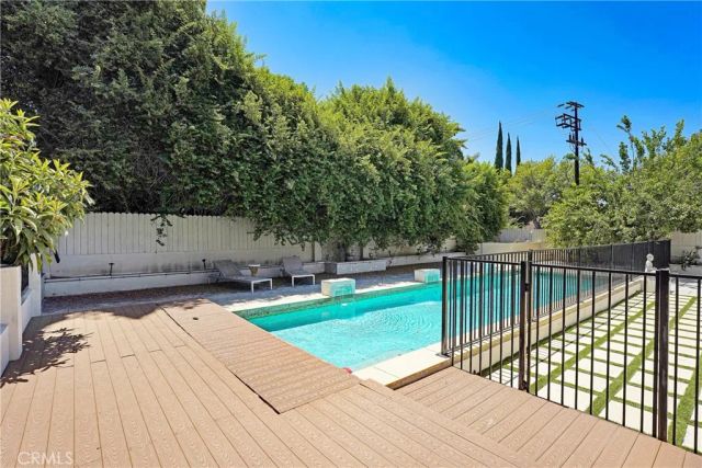 22450 Collins, Woodland Hills, CA 91367