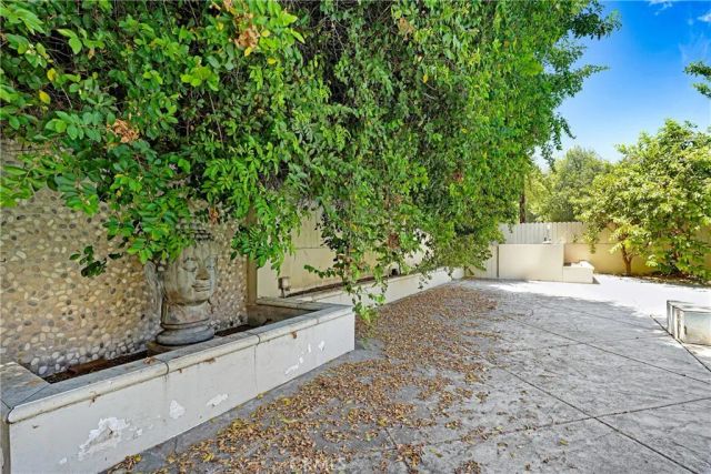 22450 Collins, Woodland Hills, CA 91367