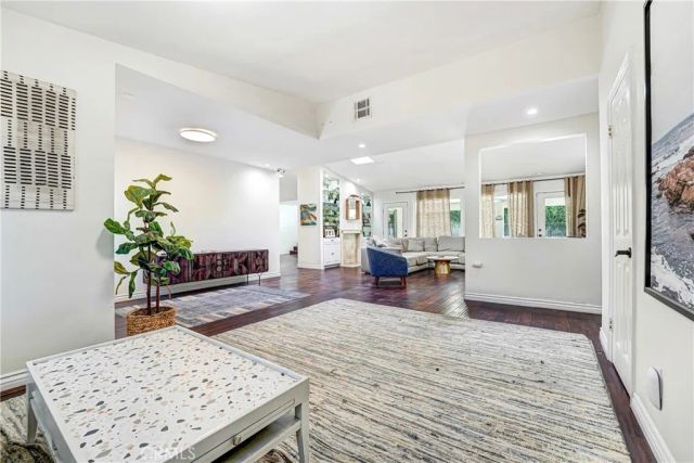22450 Collins, Woodland Hills, CA 91367