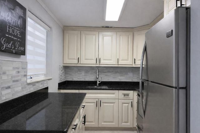 1950 Lake Osborne Drive 18, Lake Worth, FL 33461